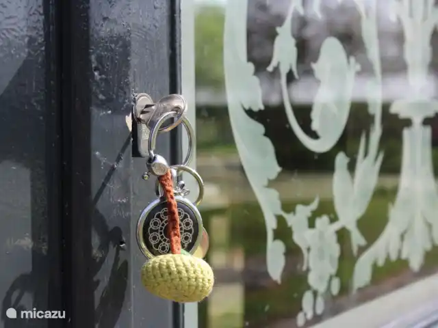Le doux Ermgaard  | Pays-Bas, Zélande, Oudelande - maison mitoyenne La porte est en verre magnifiquement ouvragé et provient d’un ancien monastère en France