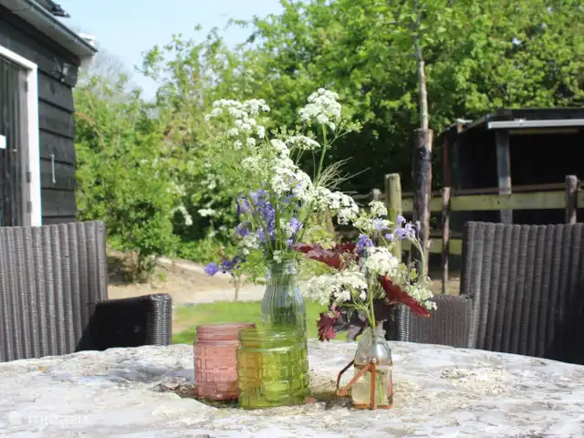 Le doux Ermgaard  | Pays-Bas, Zélande, Oudelande - maison mitoyenne Au printemps et en été, il est merveilleux de s’asseoir dehors sous le parasol. La table est une vieille meule.