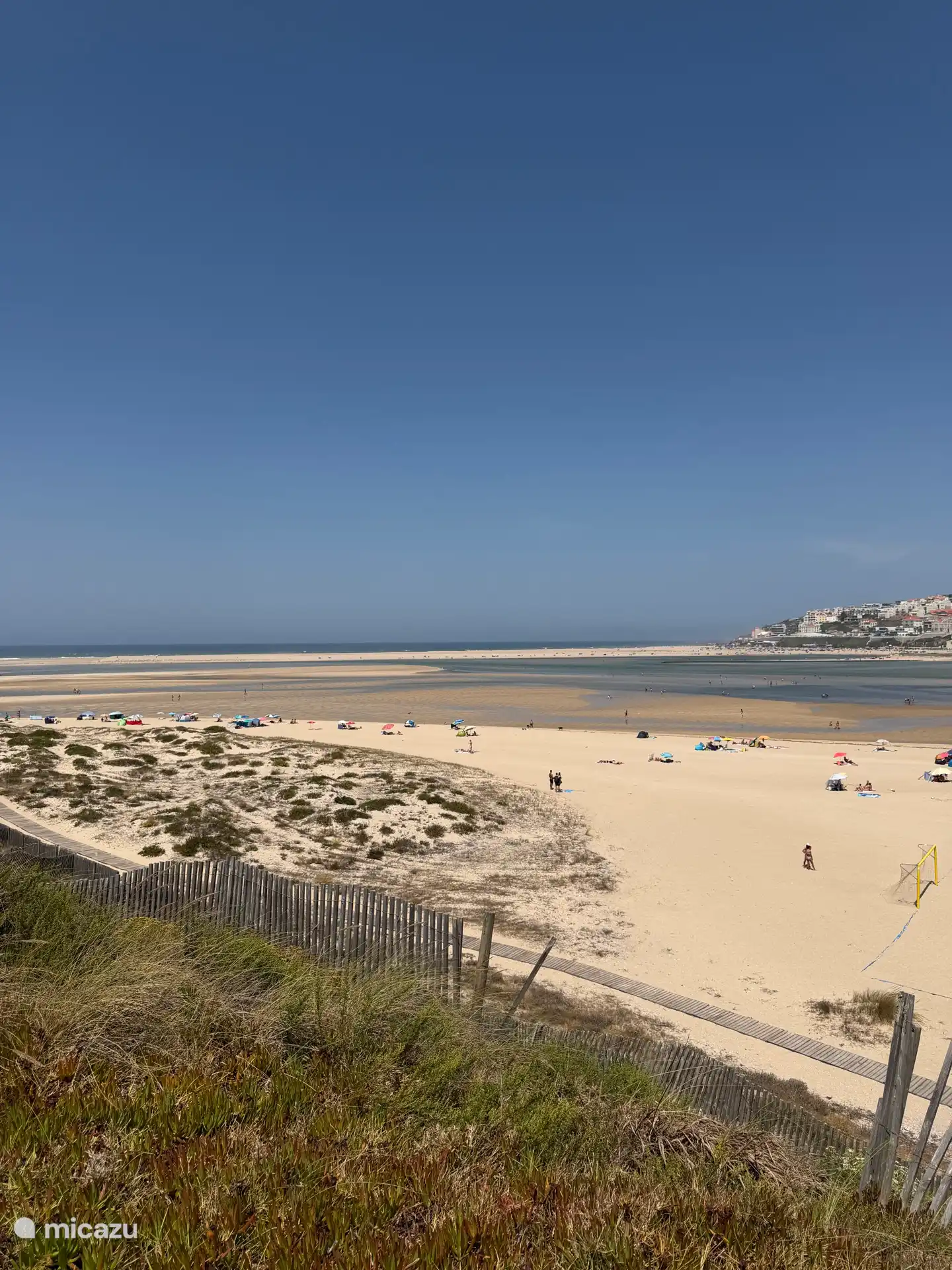 Een “drukke” stranddag aan de overkant van de lagune in Foz