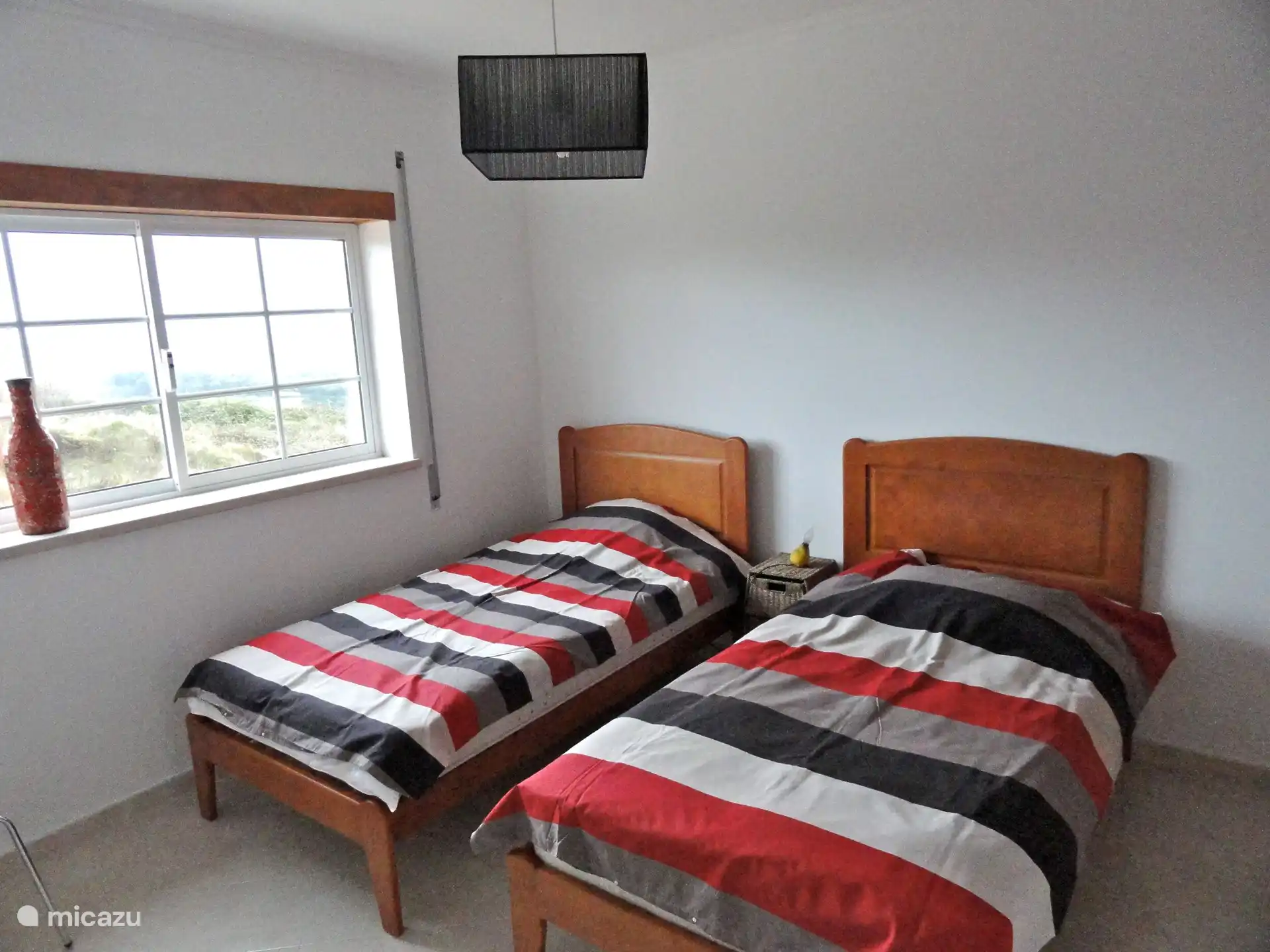 Slaapkamer met 2 eenpersoons bedden