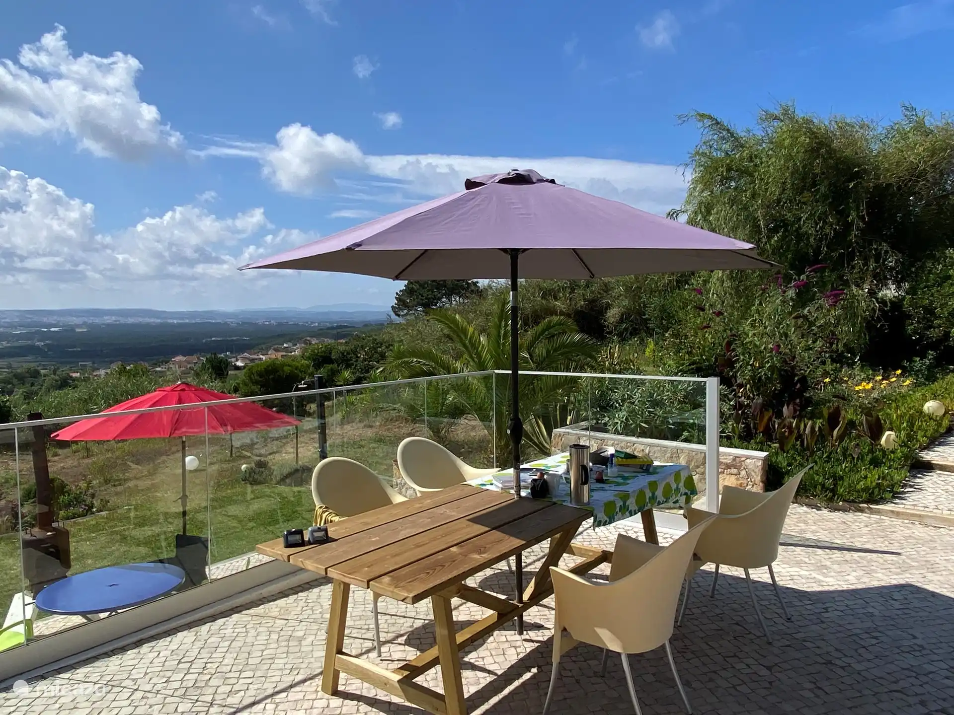 2 terrassen: de ene bij de keuken en de andere beneden met BBQ en houtkachel