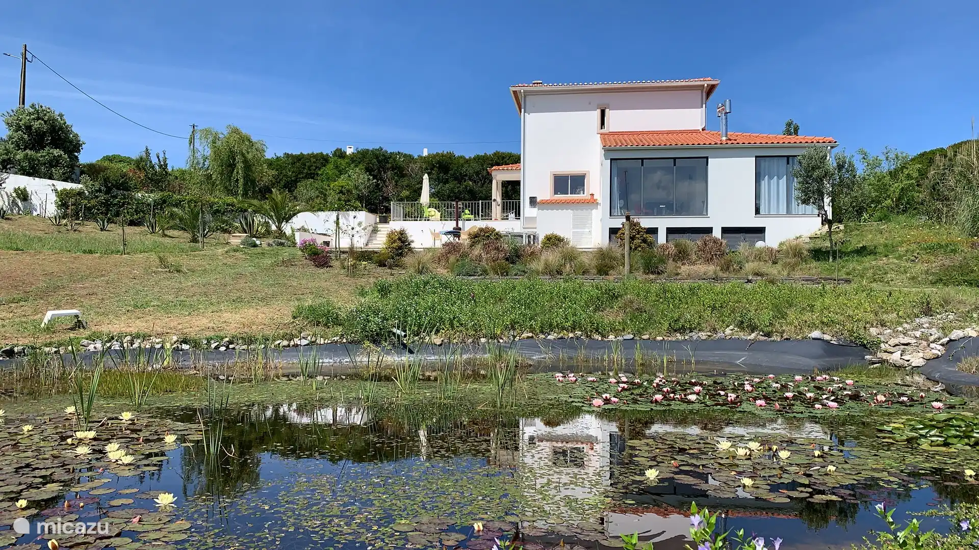 Villa vanuit de benedentuin gezien