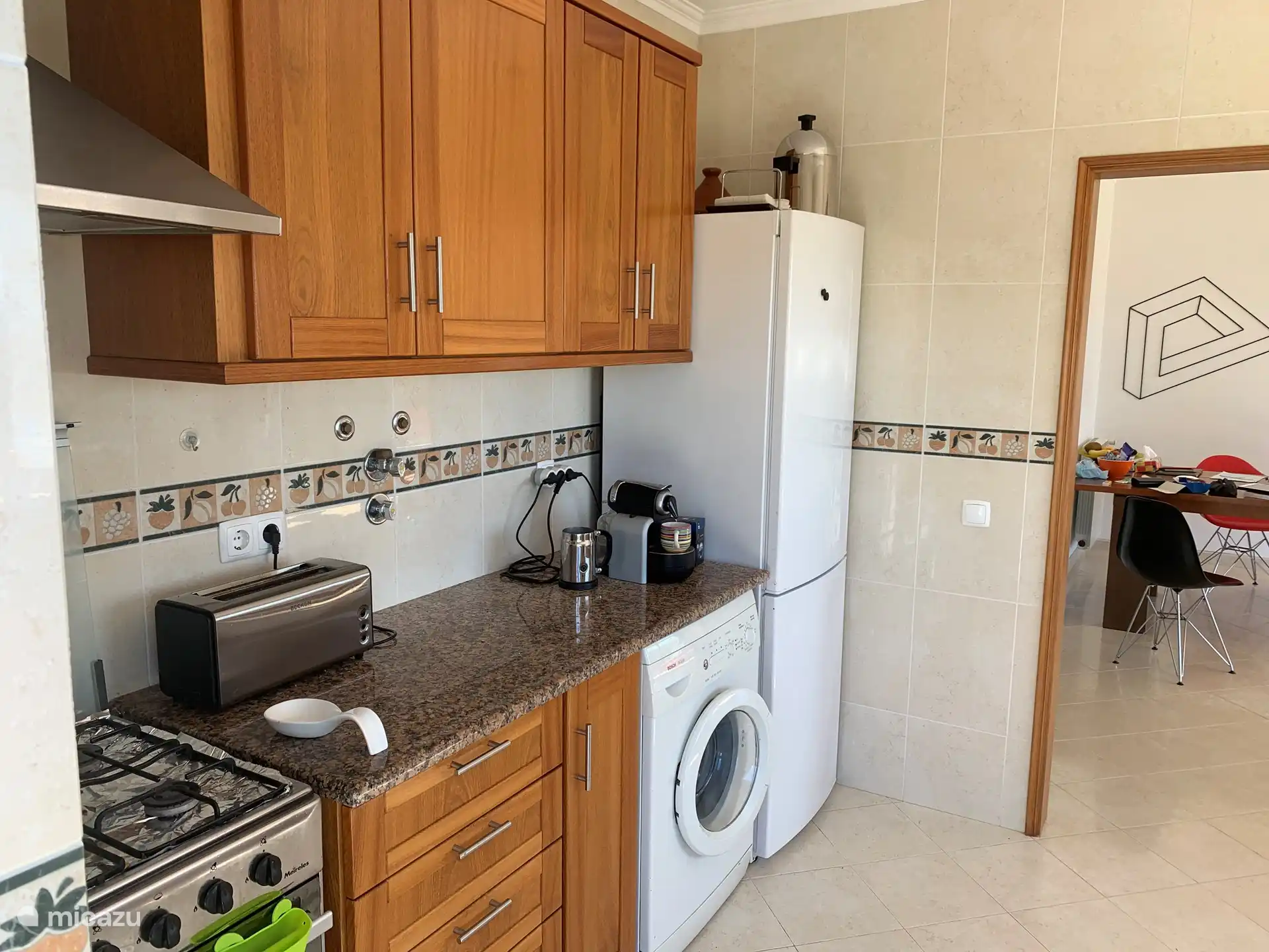 Keuken met doorkijk naar eettafel