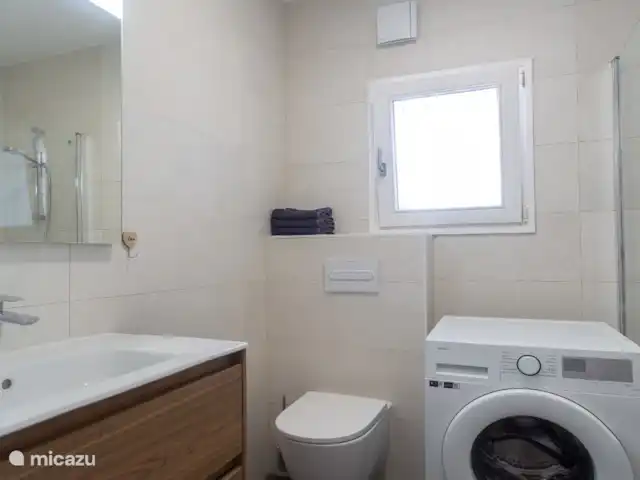 Villa Vino Pedreguer 8 personen huren in Spanje, Costa Blanca, Pedreguer - villa In de badkamer met ligbad staat tevens een wasmachine die gebruikt kan worden