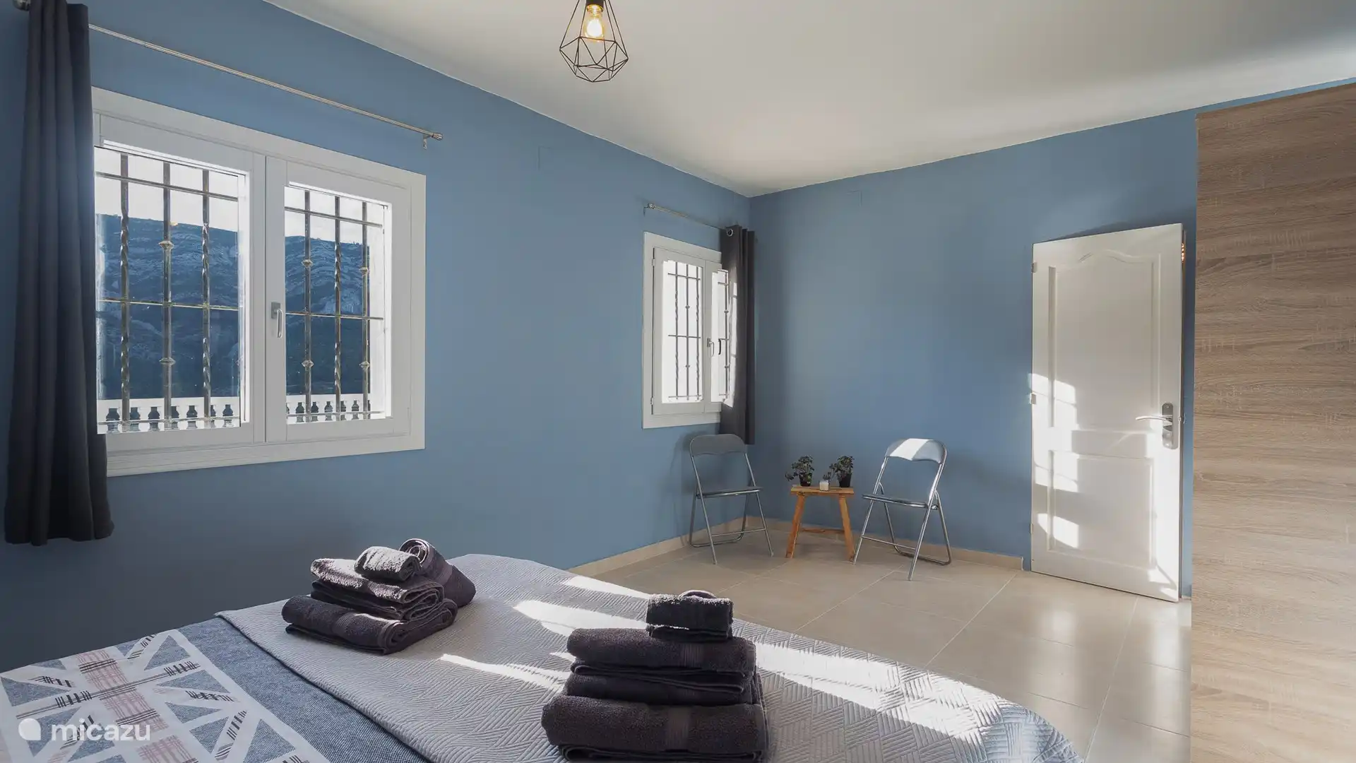 La chambre principale est très spacieuse et dispose d’un sommier avec surmatelas