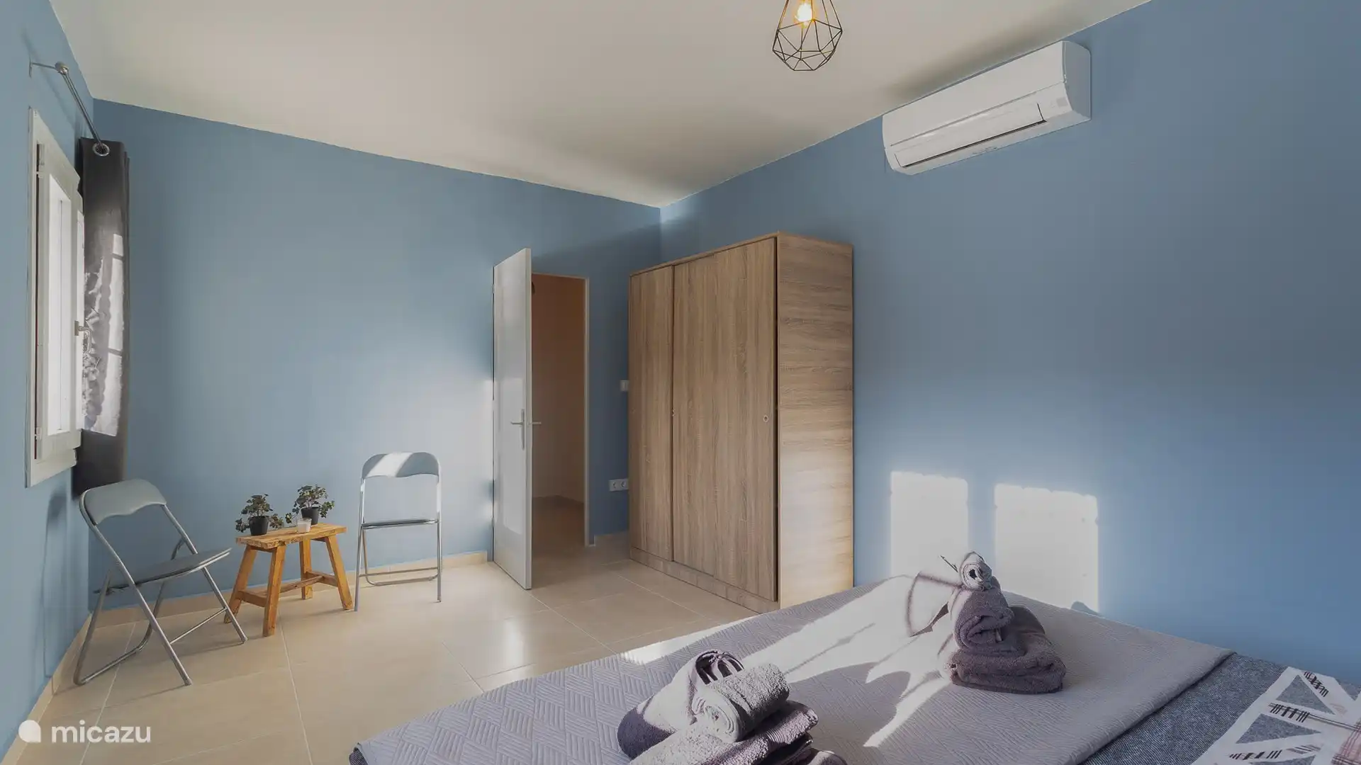 Il y a aussi un placard avec zone de suspension et de pose