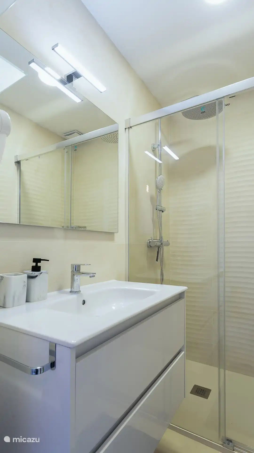 La nouvelle salle de bains dispose d’une excellente douche à effet pluie, d’un meuble vasque et de toilettes 