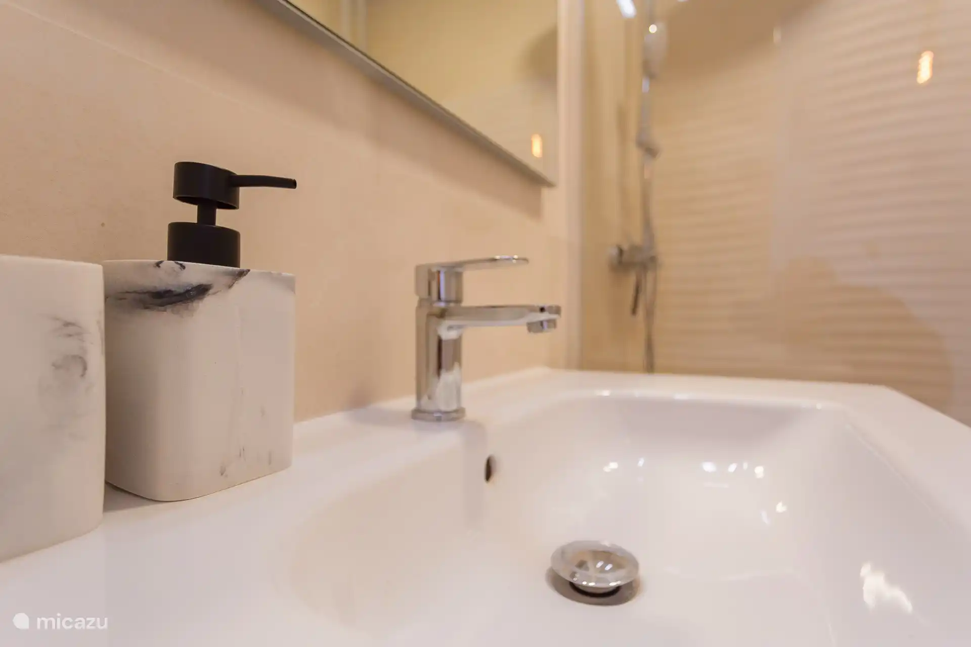 Il y a du savon pour les mains et un sèche-cheveux