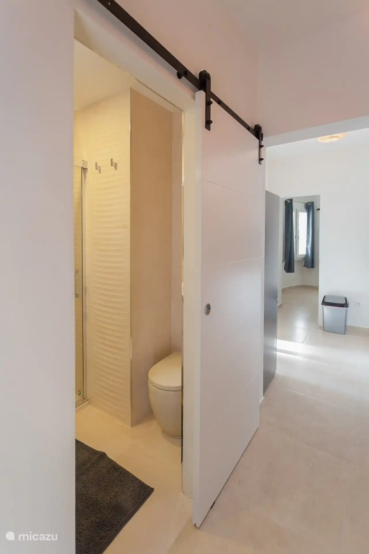 Pour gagner de la place, la douche peut être fermée par une porte stable