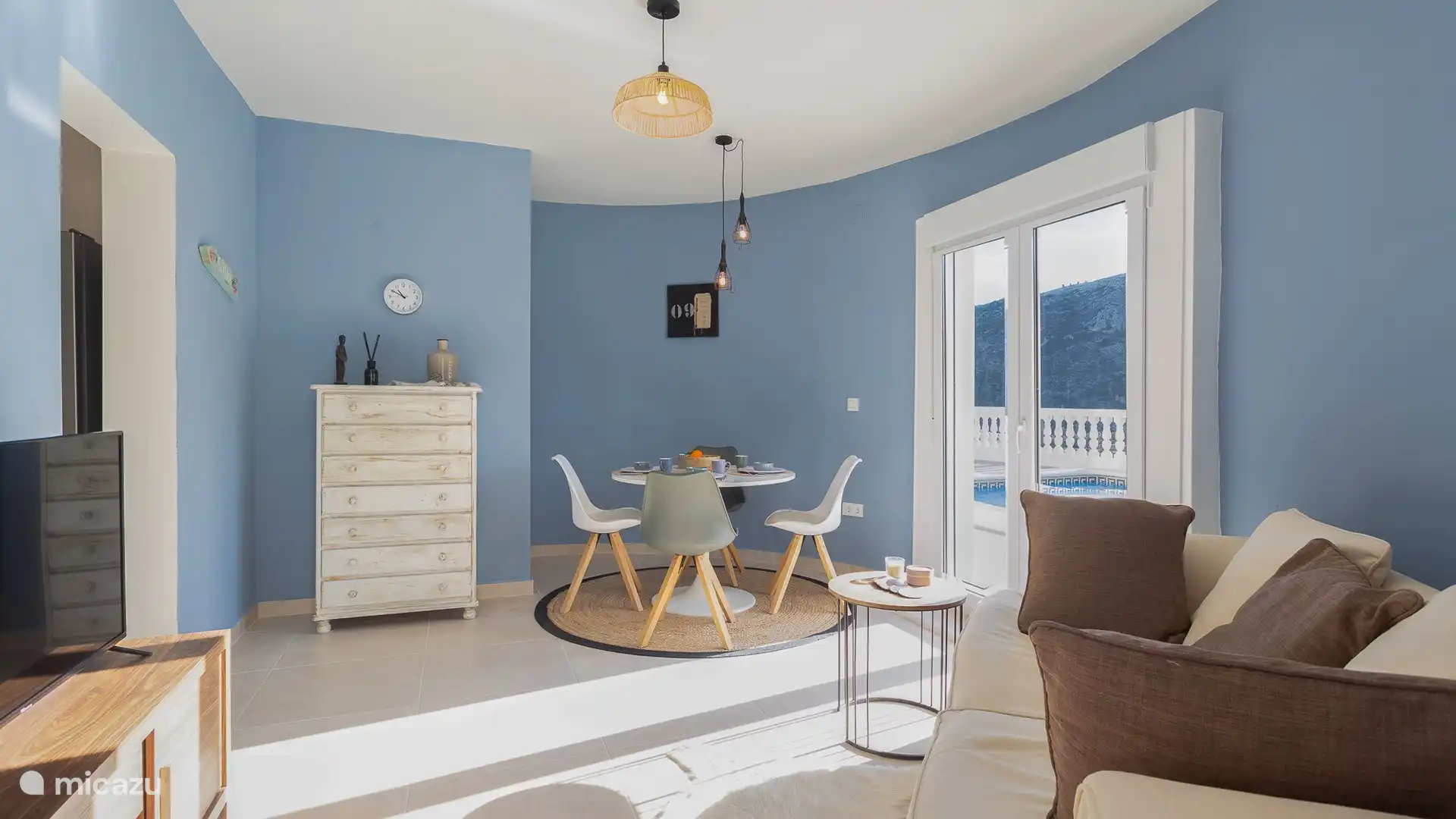 Le salon dispose d’une table à manger ronde pour 4 personnes