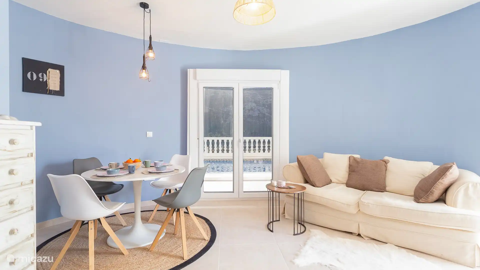 Dans le salon se trouve une télévision (Google Chromecast) et une connexion wifi rapide par fibre optique