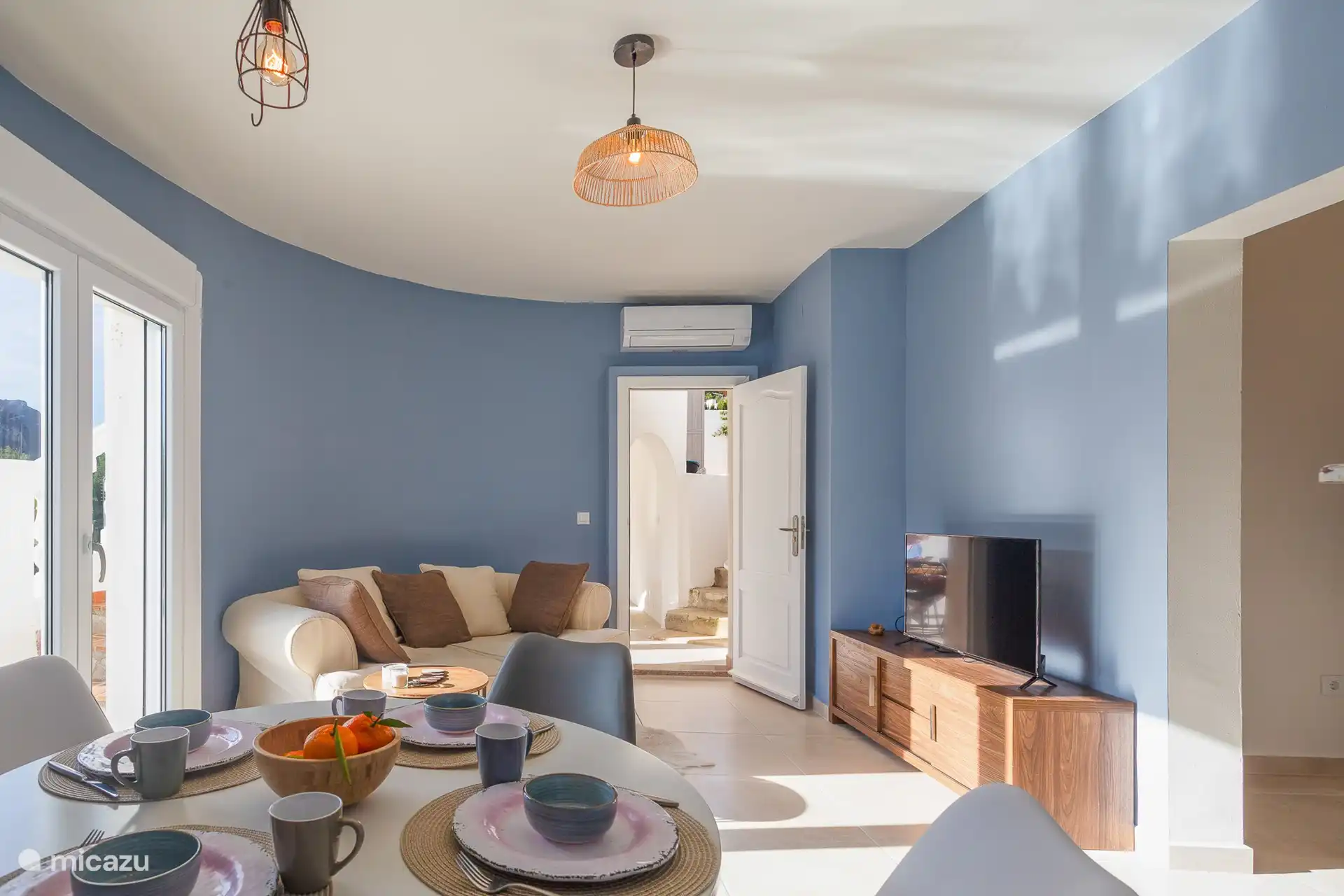 Depuis le salon, vous pouvez également vous rendre directement sur notre terrasse extérieure pour prendre votre petit-déjeuner au soleil