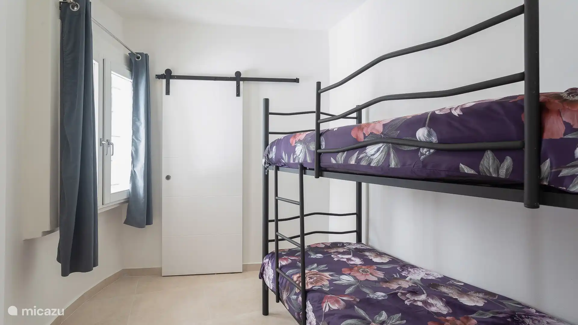 Le lit superposé de la chambre des enfants a un escalier pour le lit du haut