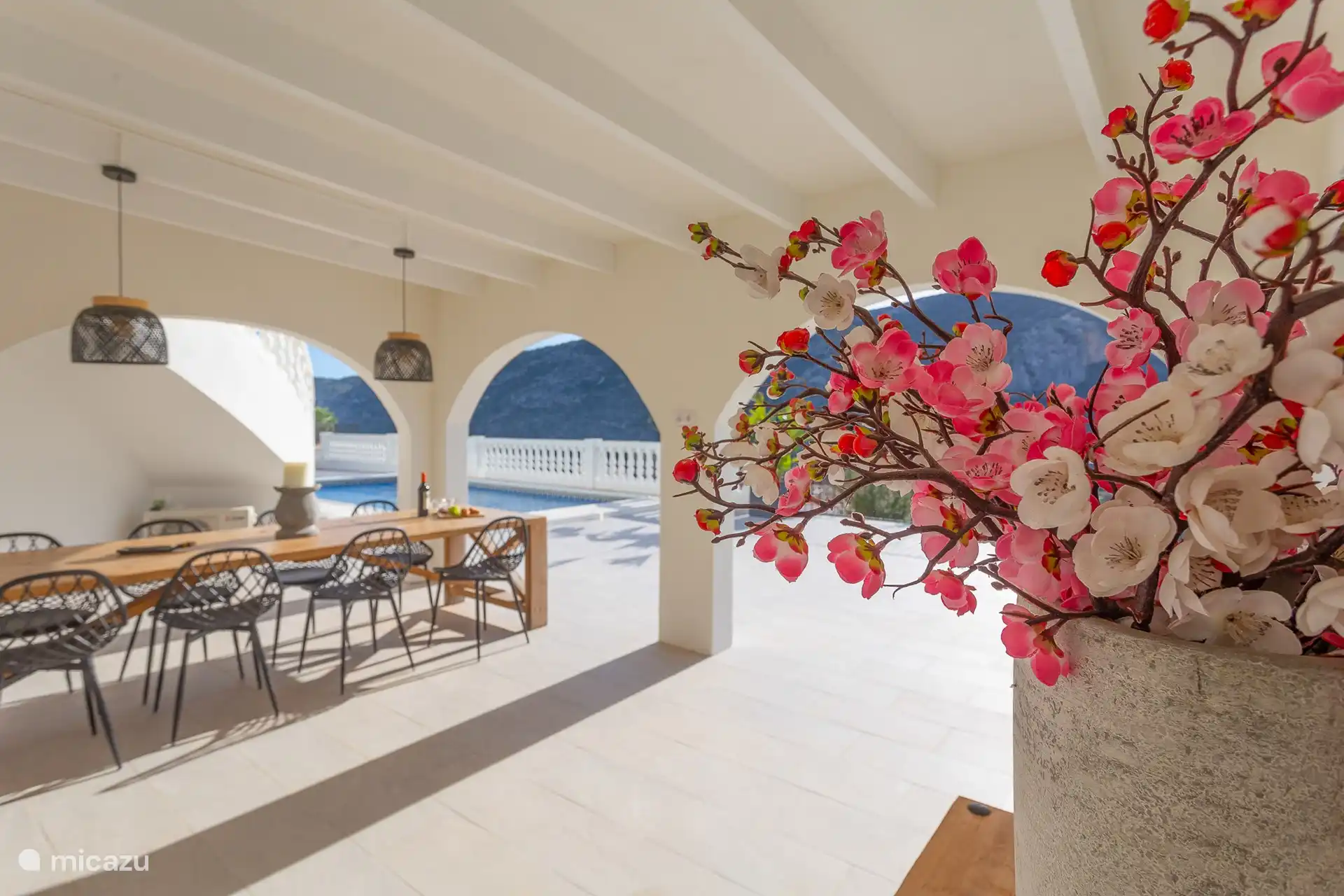 À la longue table familiale, vous pourrez déguster des vins et un barbecue pendant que les enfants se rafraîchissent dans la piscine