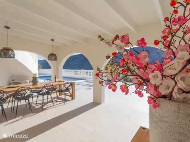 Villa Vino Pedreguer 8 personen huren in Spanje, Costa Blanca, Pedreguer - villa aan de lange familietafel kun je heerlijk wijnen en bbq-en terwijl de kinderen nog even afkoelen in het zwembad
