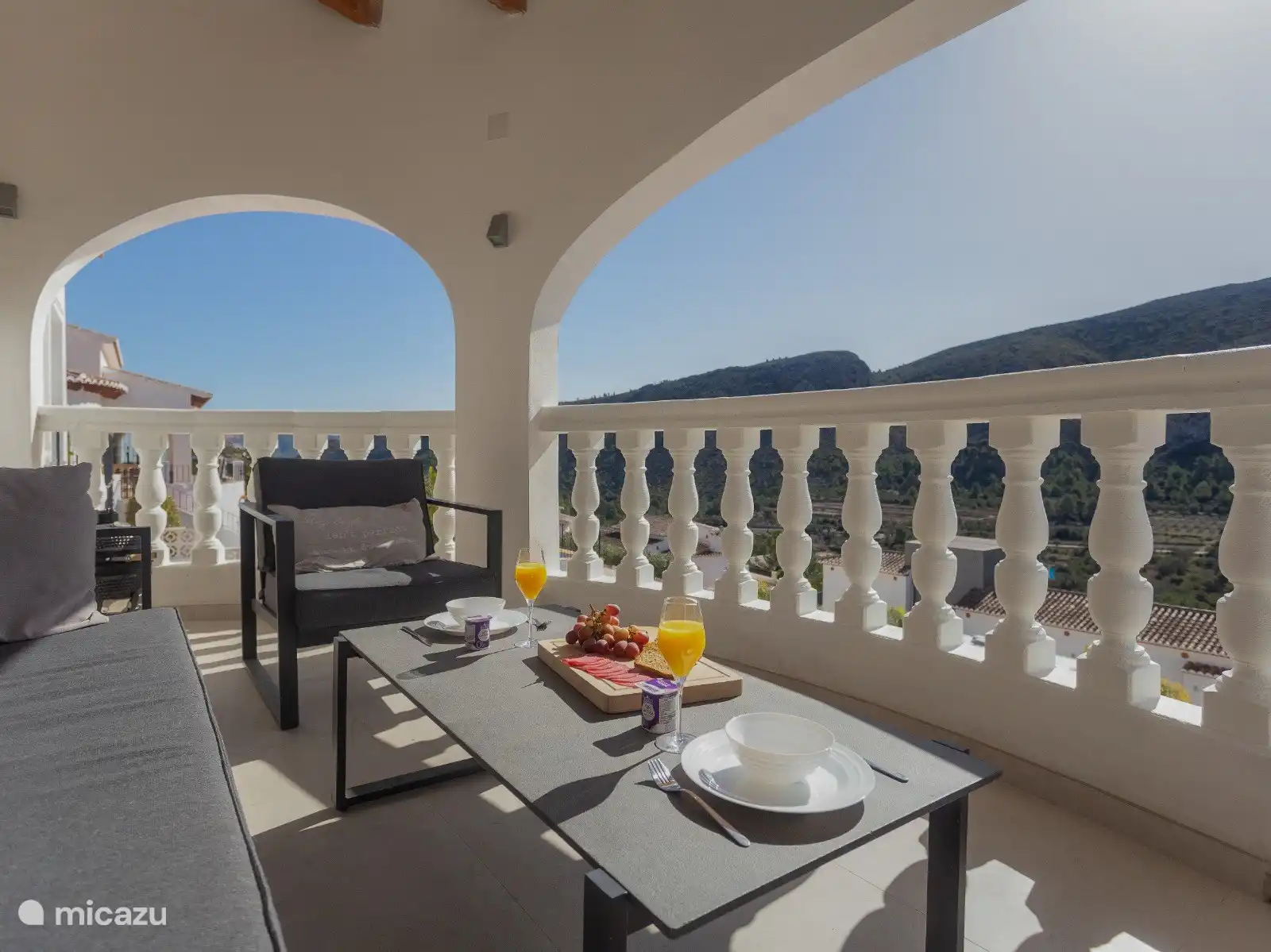 Profitez d’une bonne tasse de Nespresso le matin au soleil sur notre terrasse supérieure couverte