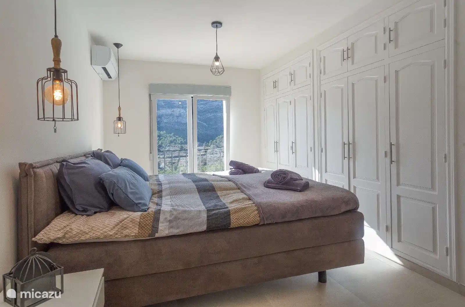 Réveillez-vous le matin et profitez de la magnifique vue sur les montagnes contre le ciel bleu