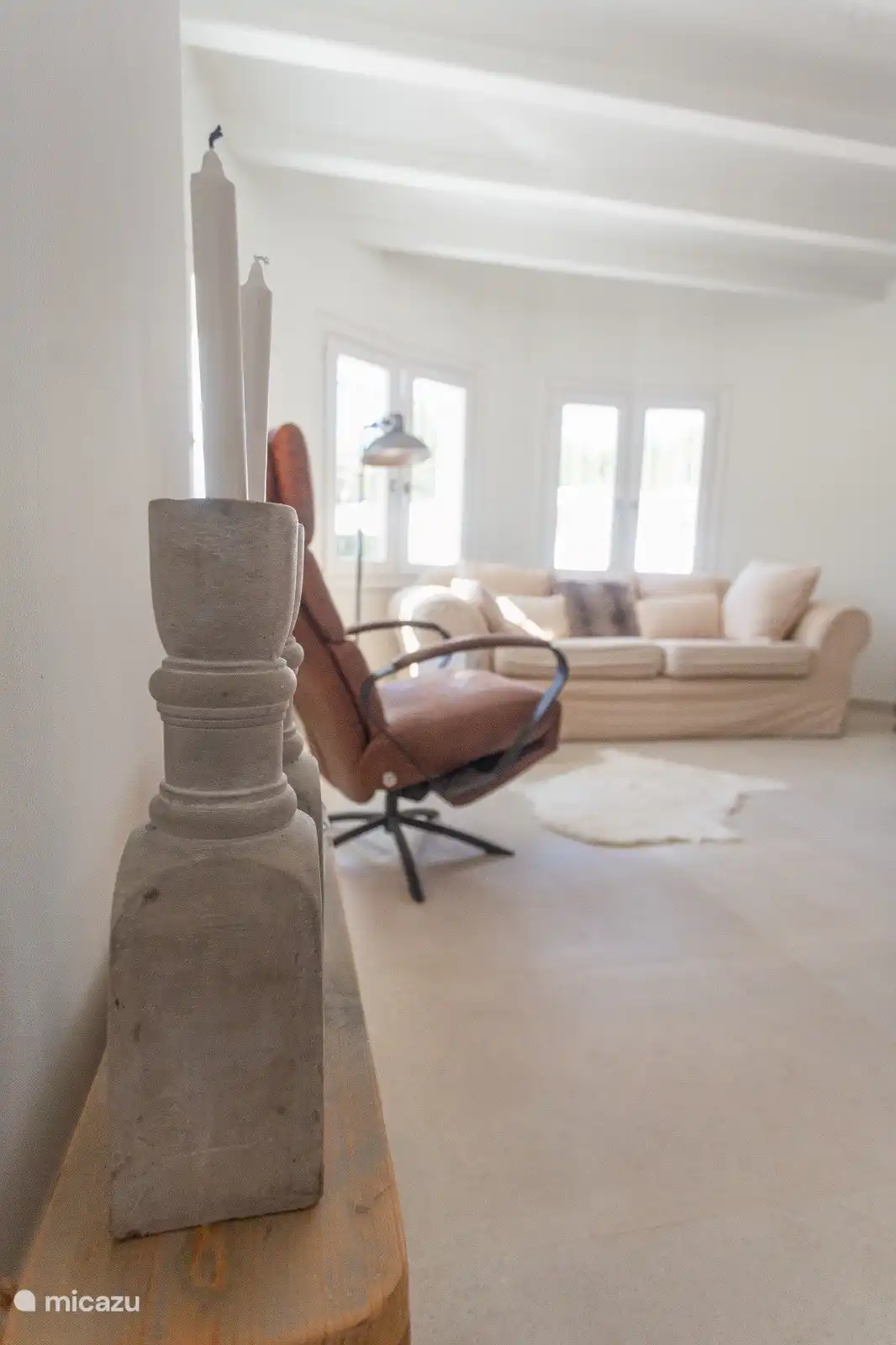 Notre magnifique canapé relaxant et notre chaise longue offrent beaucoup de confort d'assise. Vous pouvez regarder la télévision ou jouer du vinyle depuis le coin salon