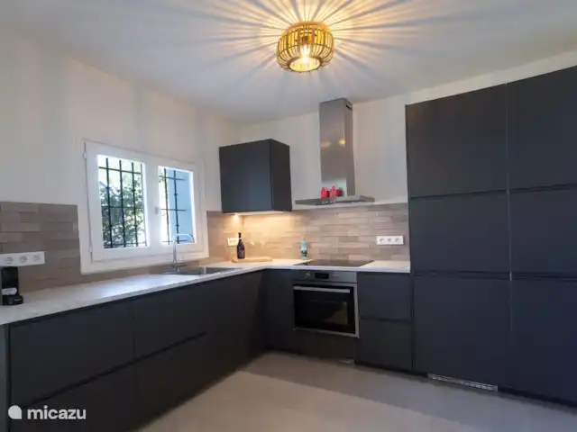 Villa Vino Pedreguer 8 personen huren in Spanje, Costa Blanca, Pedreguer - villa dit is onze nieuwe keuken, voorzien van een inductieplaat, ruime koelkast, oven/grill, vaatwasser, nespresso koffieapparaat, broodrooster
