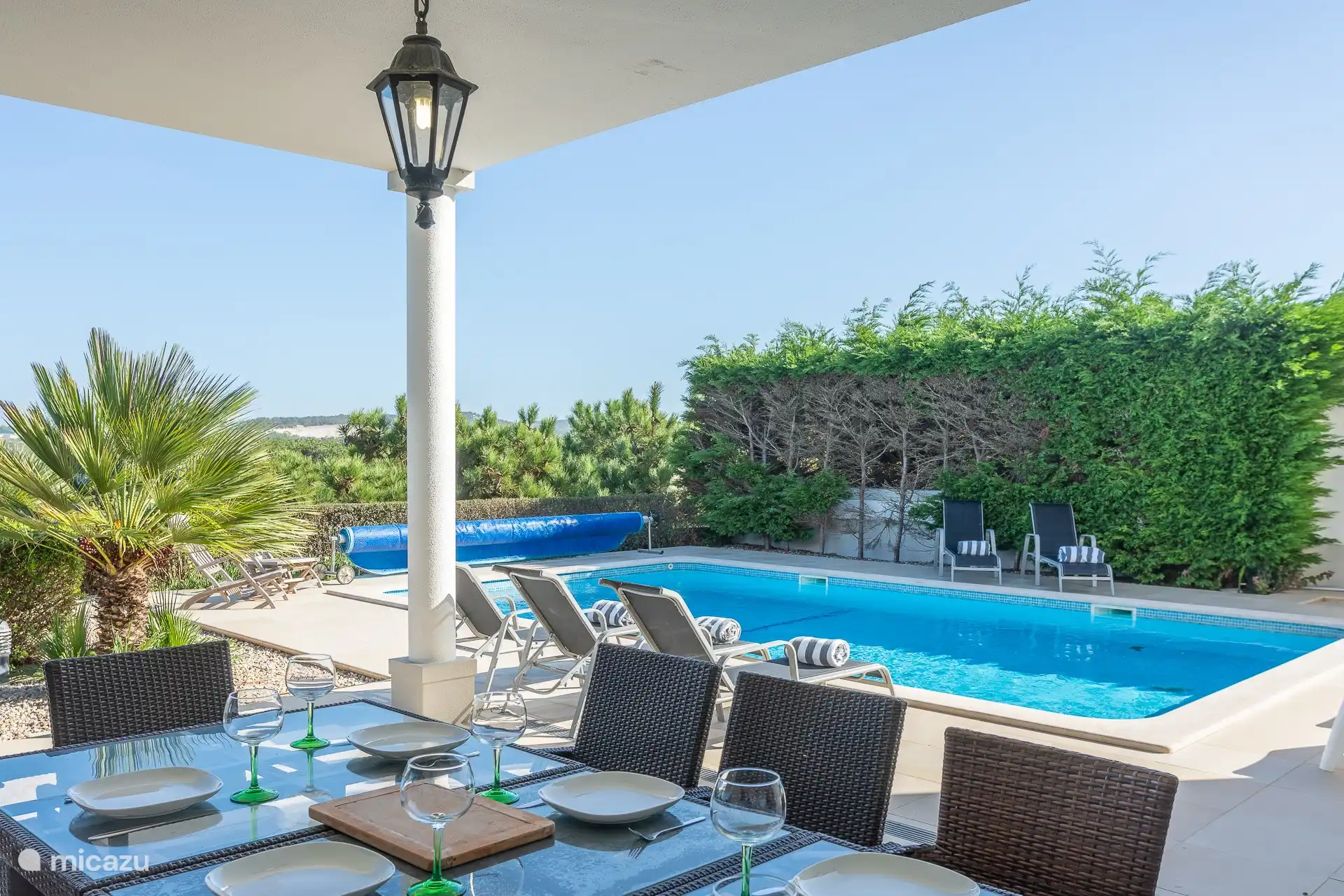 Vista desde la mesa de comedor en la piscina