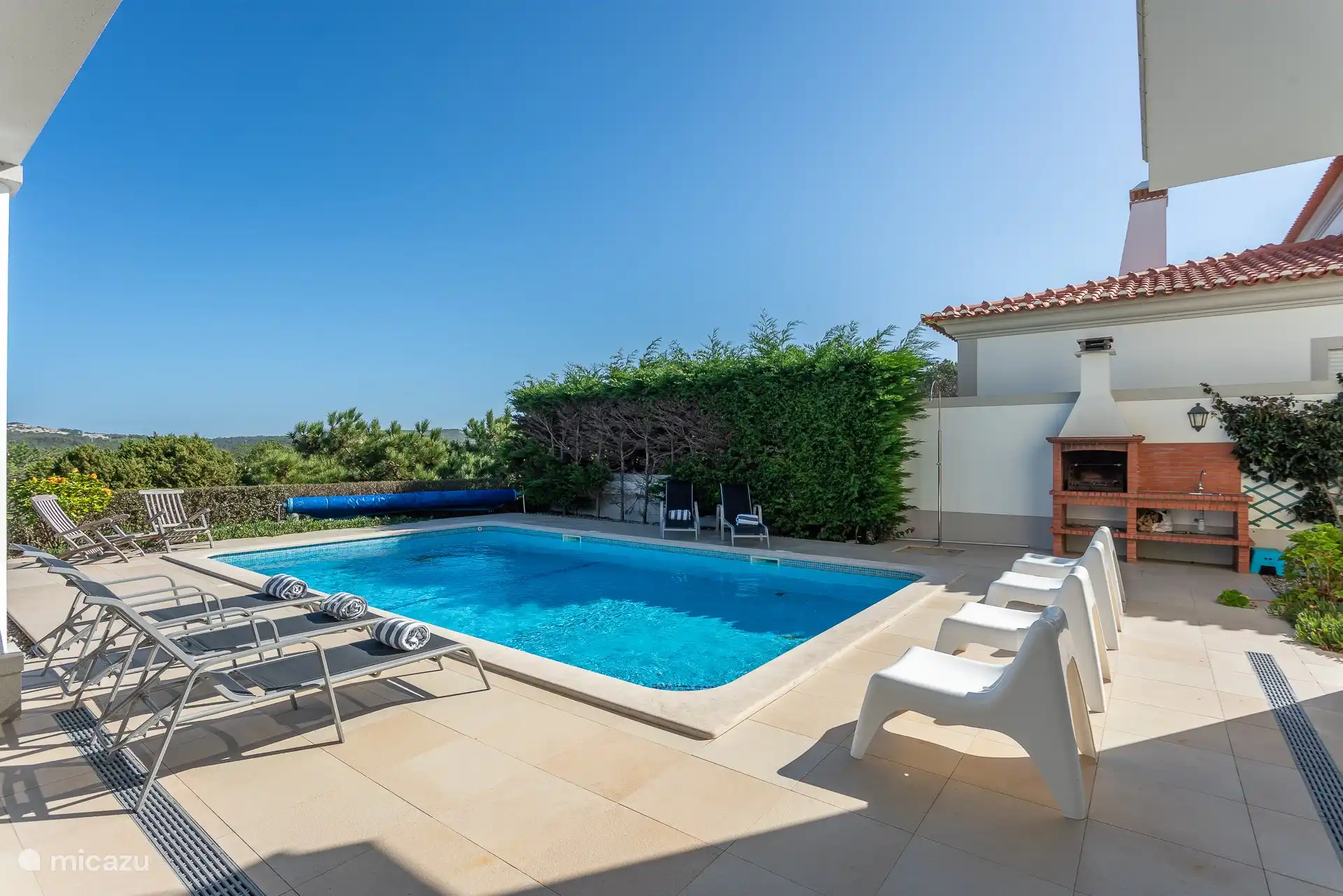 Piscina con tumbonas