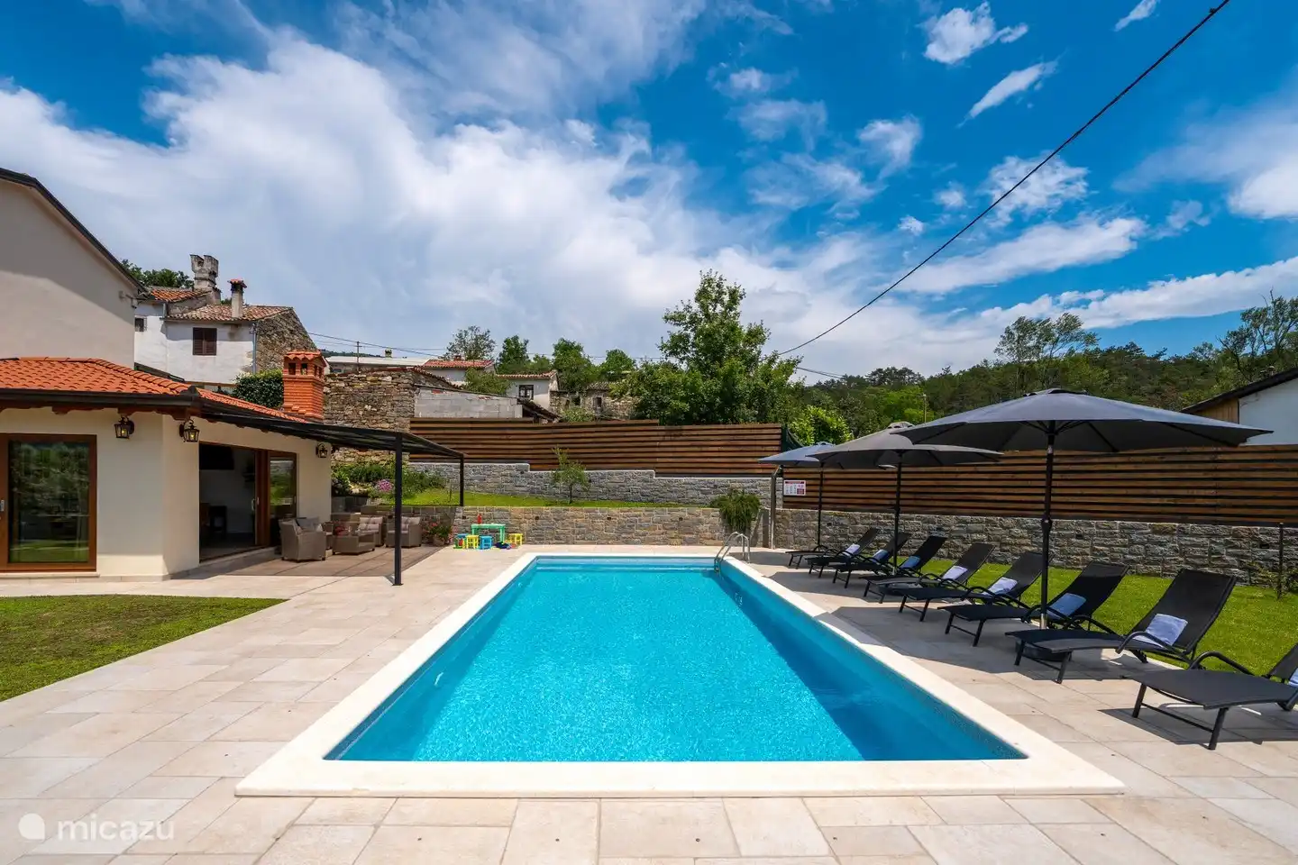 Schwimmbad mit Liegestühlen