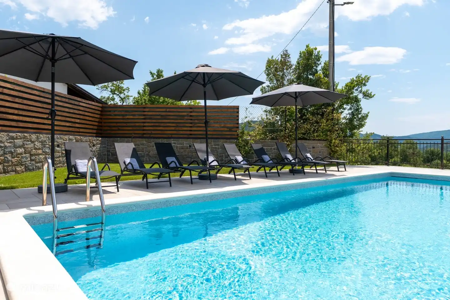 Schwimmbad mit Liegestühlen