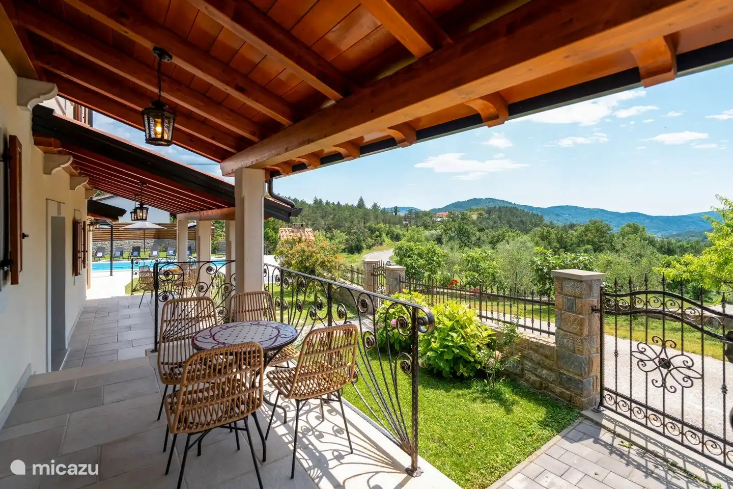 überdachte Sitzgelegenheiten