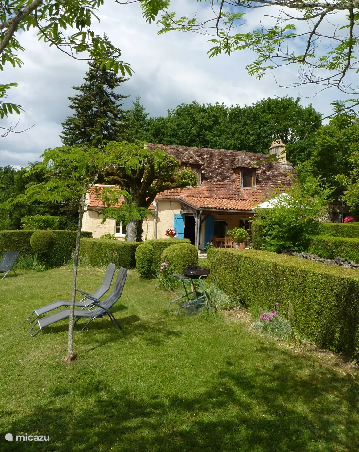 Blick vom Swimmingpool auf das Haus