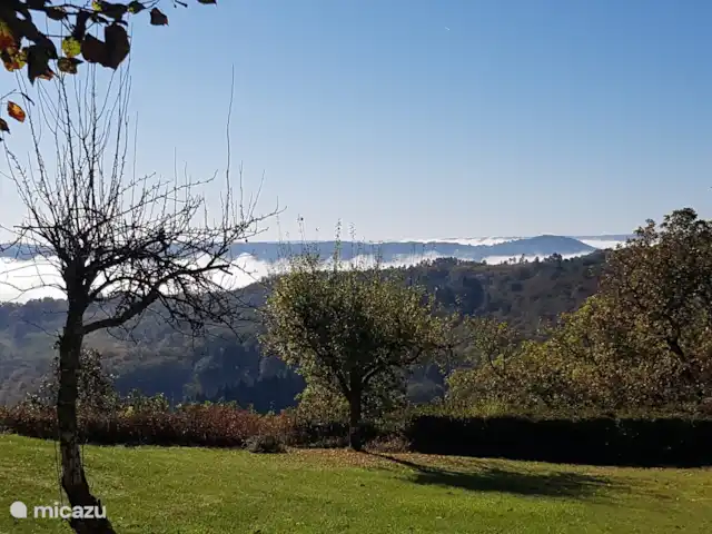 Lieu dit Lambertie | France, Dordogne, Le Bugue - maison de vacances Brouillard matinal sur la Vézère - Vue depuis le jardin