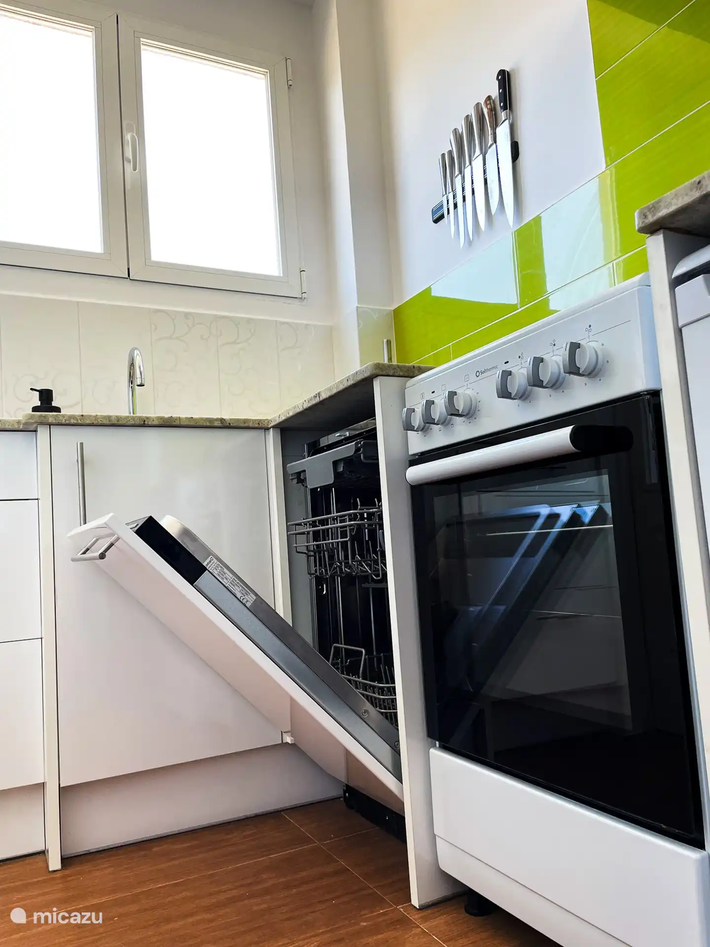 Küche mit Geschirrspüler 