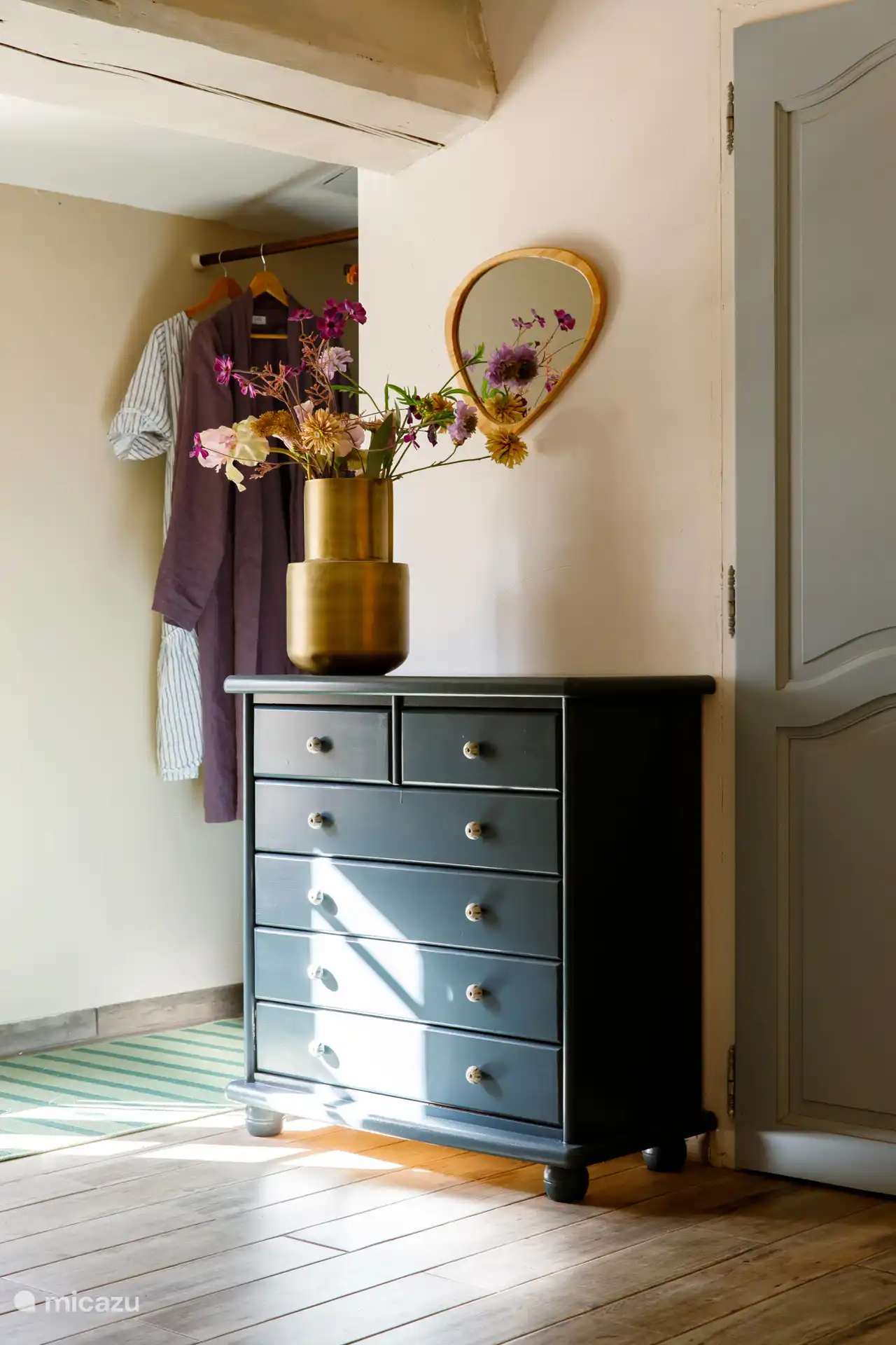 kledingruimte appartement boven