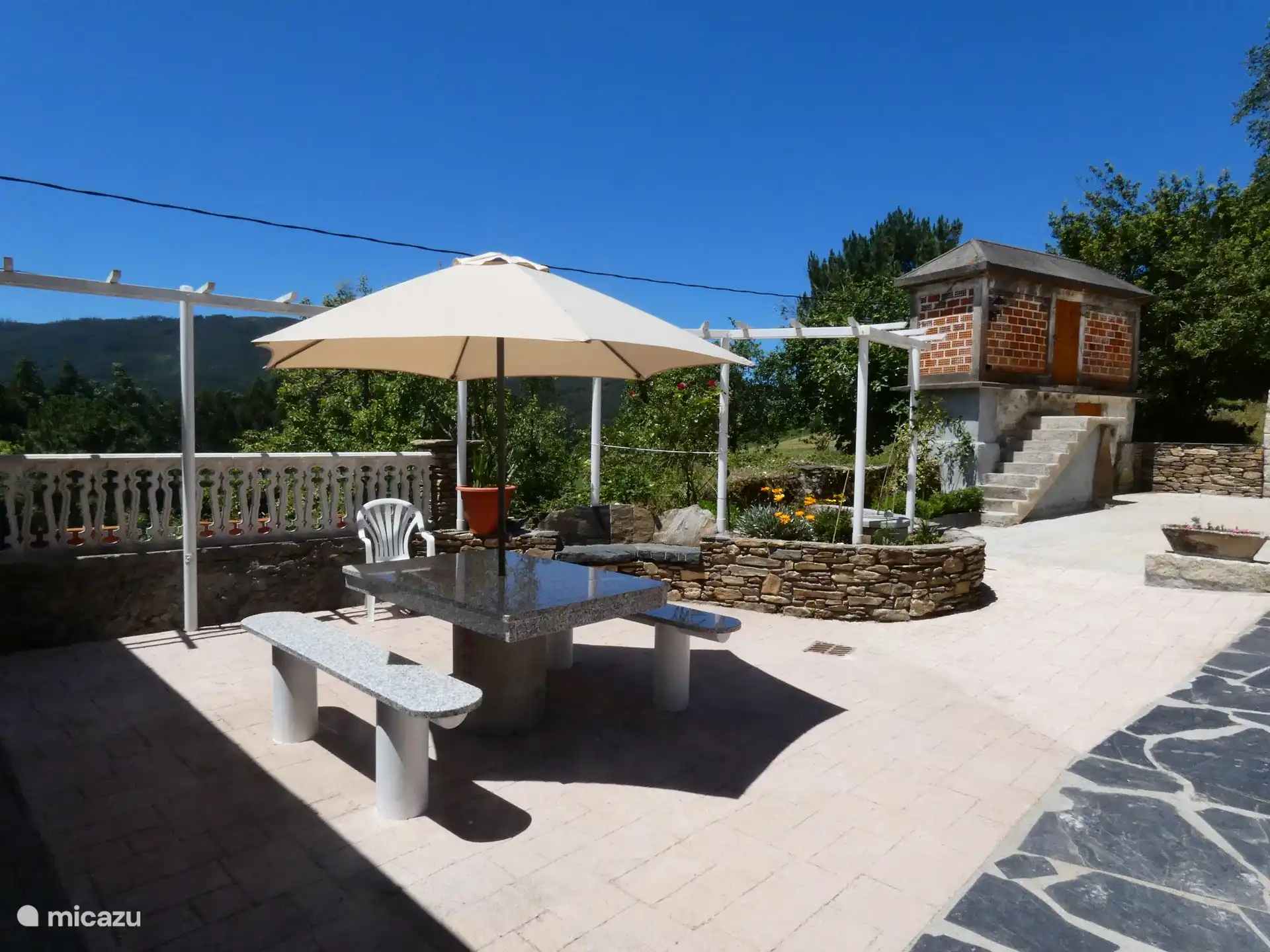 At the front is a table with two fixed benches so you will always find a pleasant place to relax