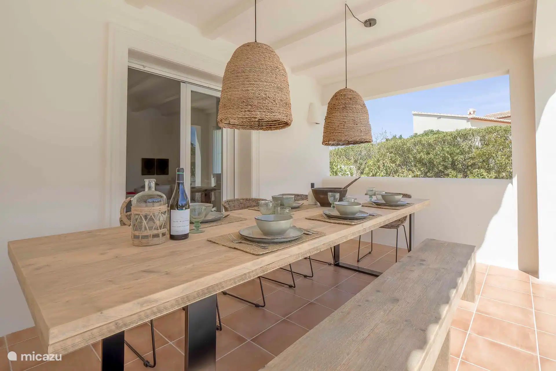 Casa d'Olivera - Overdekt terras met eettafel bij het zwembad. 