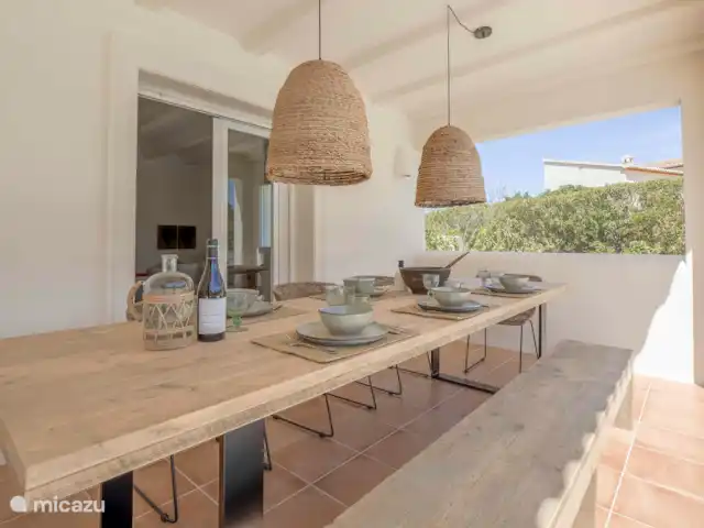 Casa d’Olivera | Espagne, Costa Blanca, Cumbre del Sol - villa Casa d’Olivera - Overdekt terras met eettafel bij het zwembad.