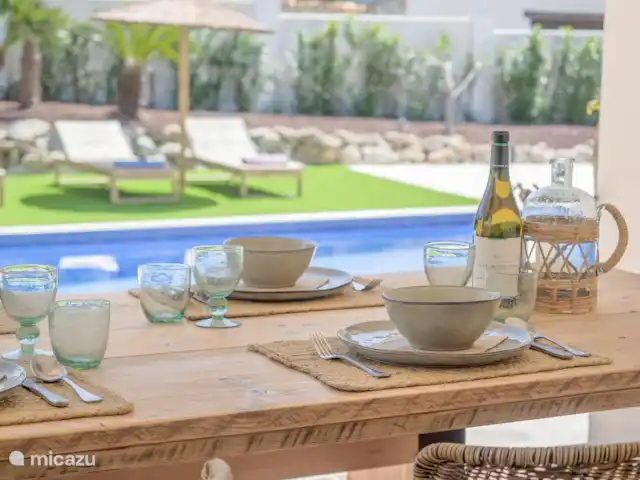 Casa d’Olivera | Espagne, Costa Blanca, Cumbre del Sol - villa Casa d’Olivera - Overdekt terras bij het zwembad met eettafel.
