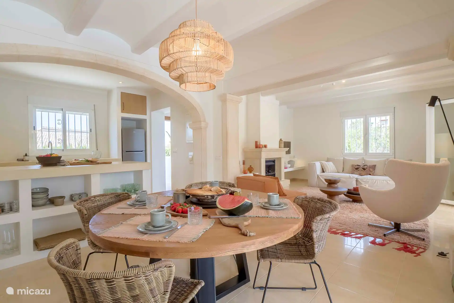 Casa d'Olivera - Open keuken, woonruimte en eetkamer.