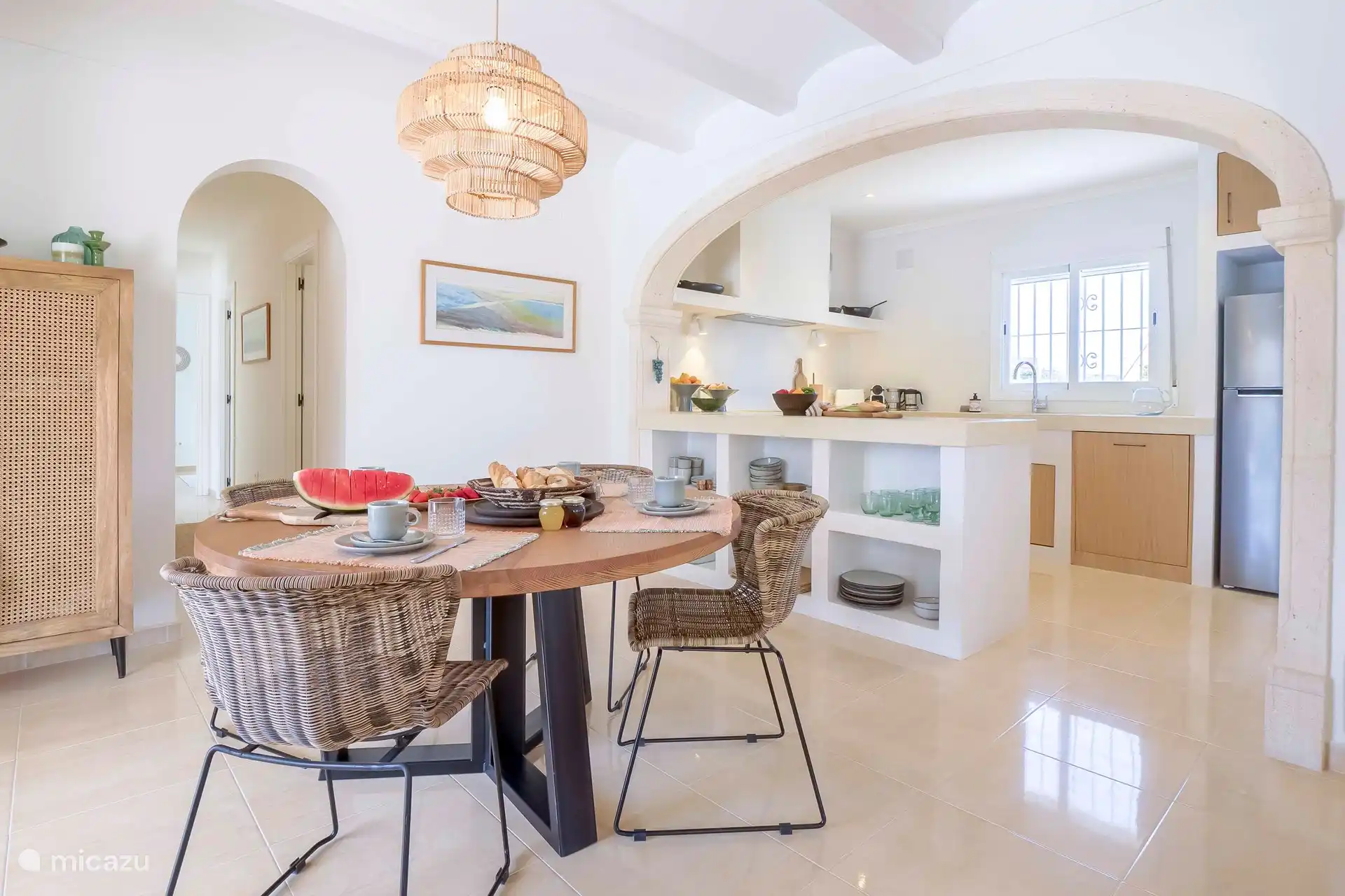 Casa d'Olivera - Eetruimte met open keuken.