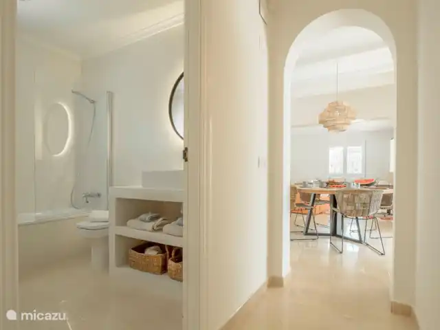 Casa d’Olivera | Espagne, Costa Blanca, Cumbre del Sol - villa Casa d’Olivera - Gang naar de slaapkamer en badkamer.