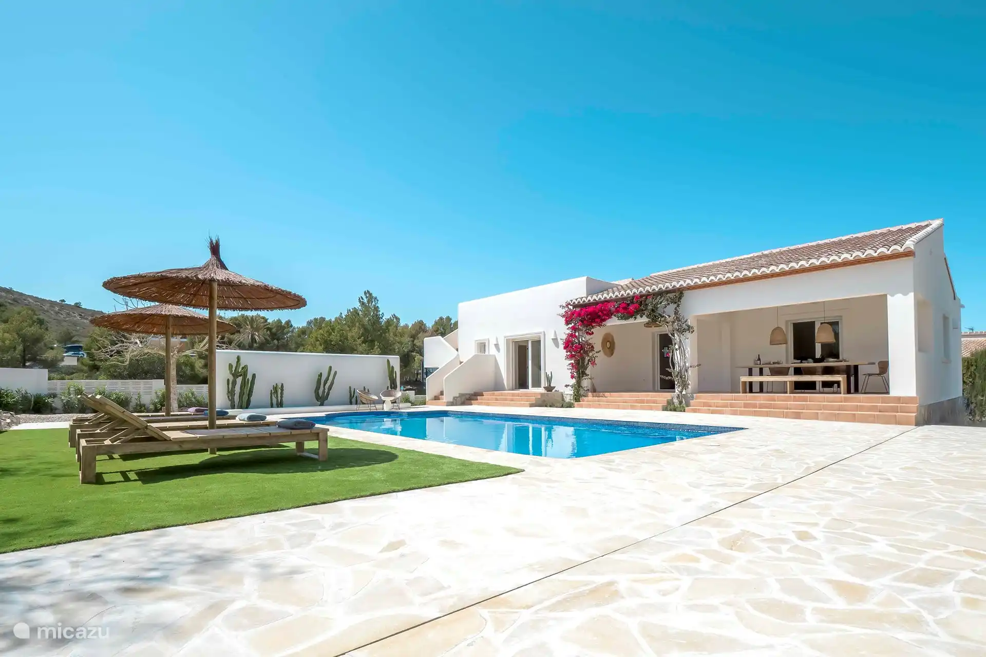 Casa d'Olivera - Zwembad en overdekt terras. 