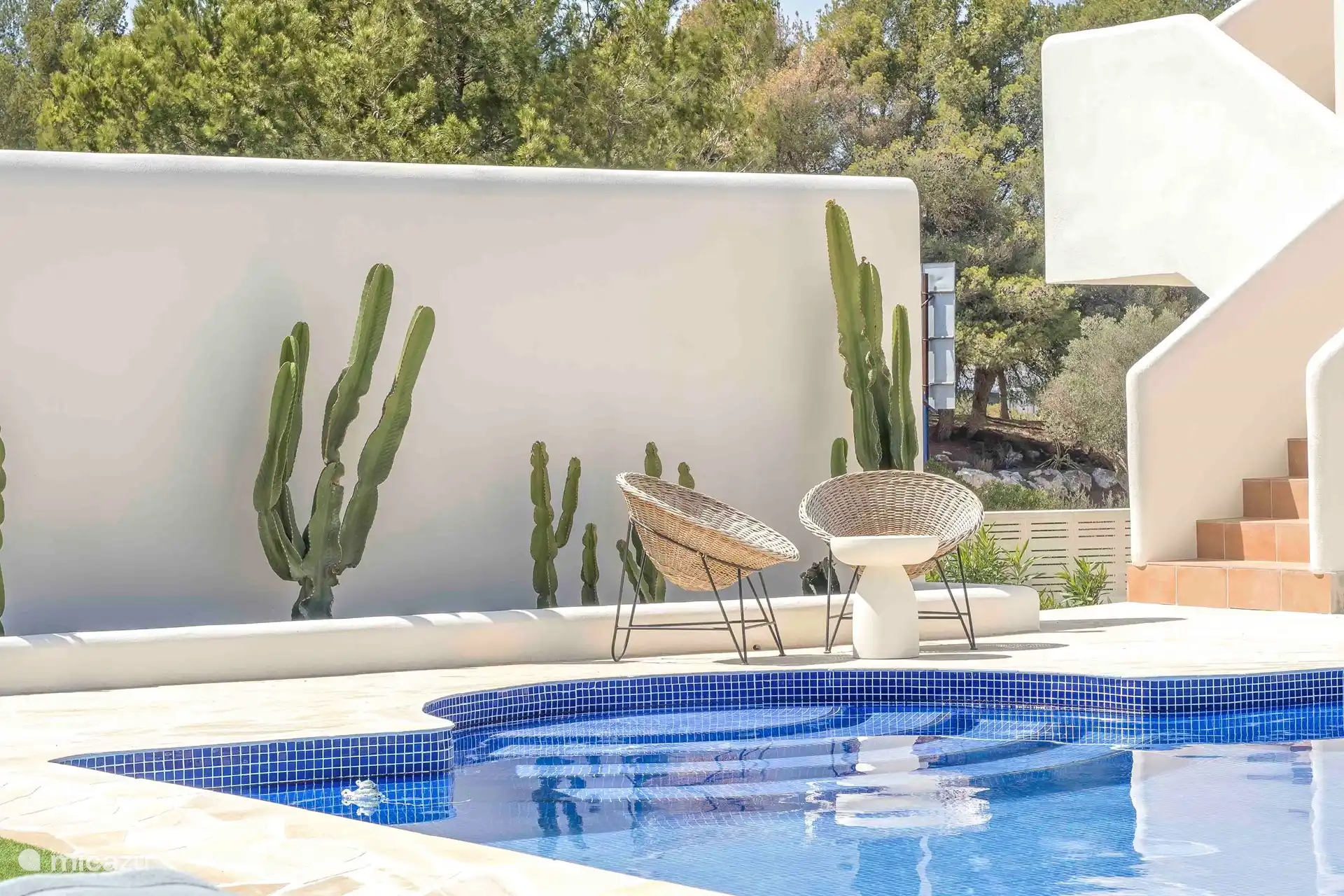 Casa d'Olivera - Buitenruimte bij het zwembad.