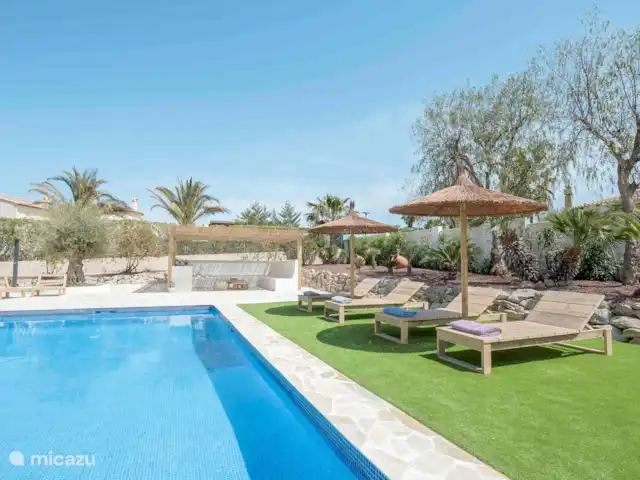 Casa d’Olivera | Espagne, Costa Blanca, Cumbre del Sol - villa Casa d’Olivera - Zwembad met ligstoelen en parasols.