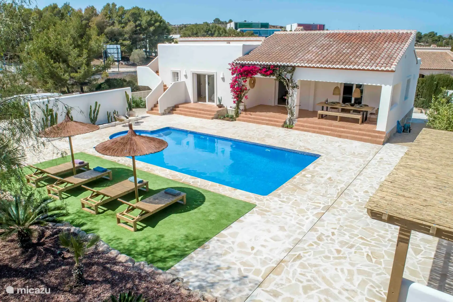 Casa d'Olivera - Zwembadgedeelte met overdekte terras en ligstoelen.