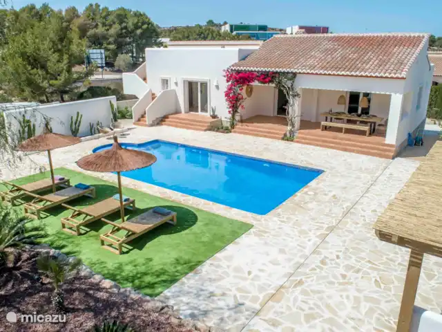 Casa d’Olivera | Espagne, Costa Blanca, Cumbre del Sol - villa Casa d’Olivera - Zwembadgedeelte met overdekte terras en ligstoelen.