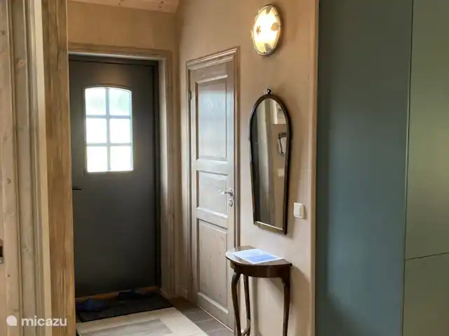 Branettes Gästhus en Suecia, Västergötland, Ljung  - chalet El recibidor con la puerta del baño