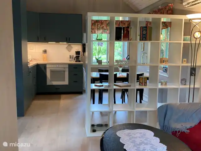 Branettes Gästhus en Suecia, Västergötland, Ljung  - chalet La sala de estar con vista a la cocina