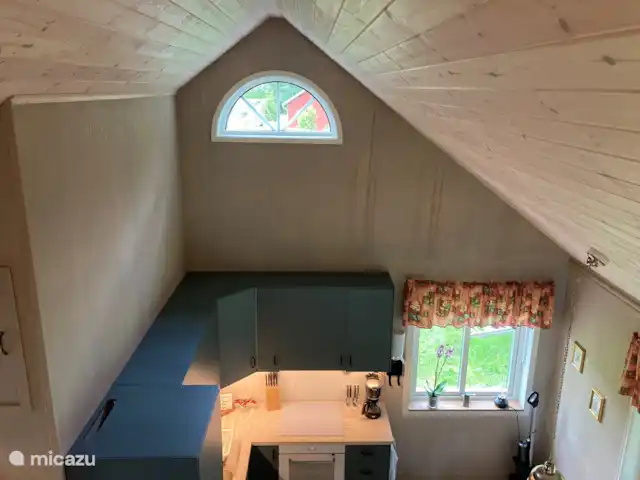 Branettes Gästhus en Suecia, Västergötland, Ljung  - chalet Vista del comedor y la cocina desde el altillo