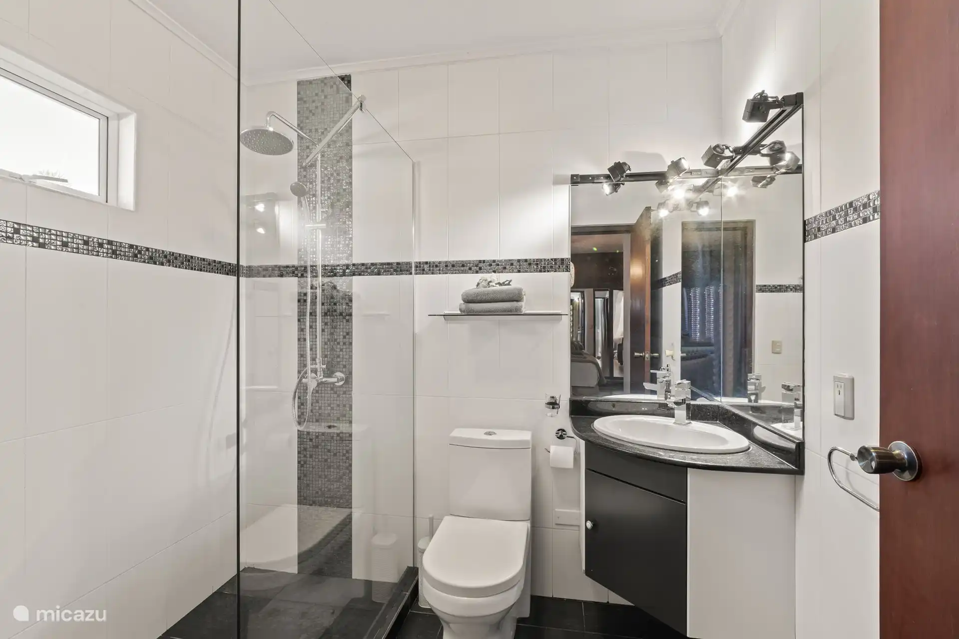 Salle de bain attenante de la chambre principale