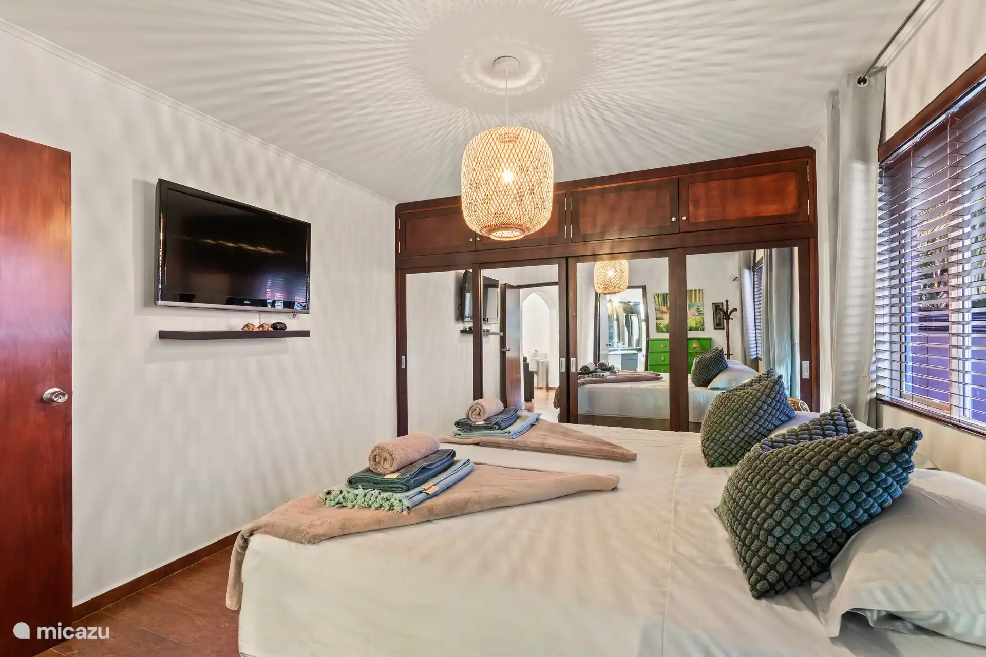 Chambre des maîtres avec salle de bain attenante