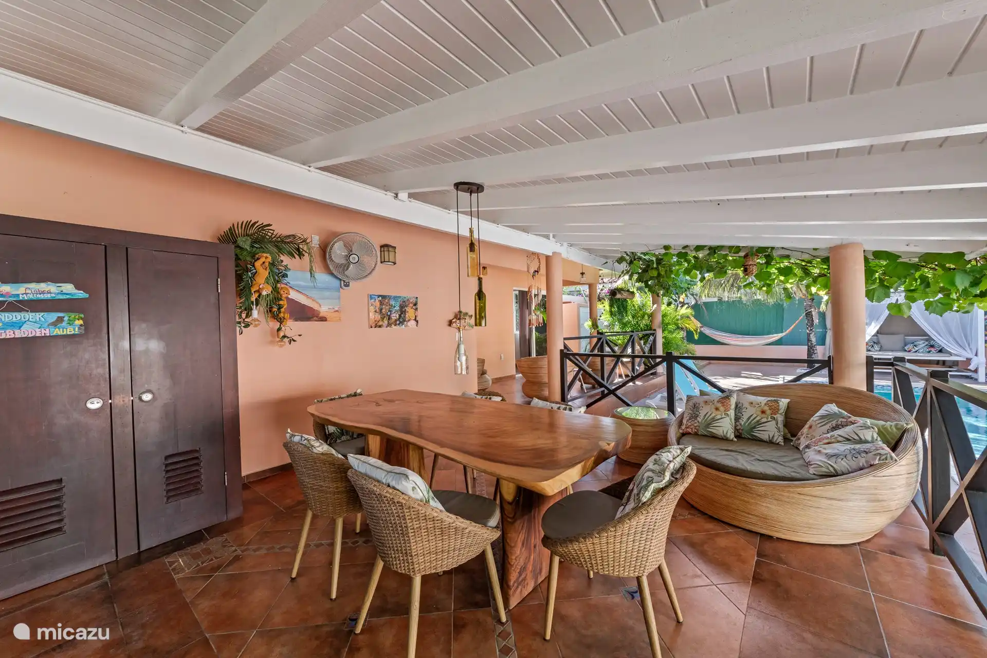 Salle à manger dans le jardin